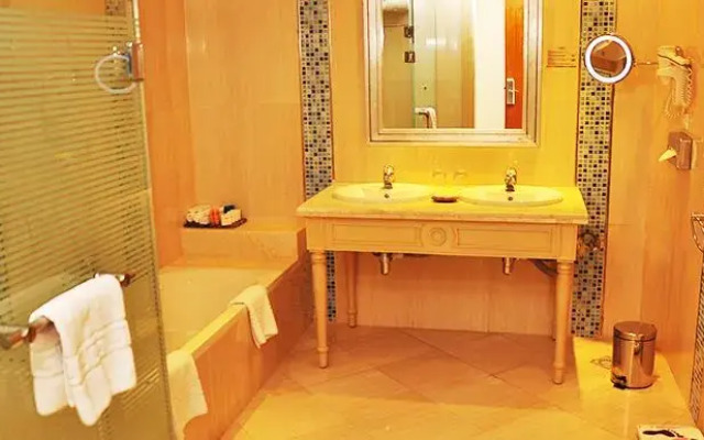 Al Nabila Grand Bay Resort