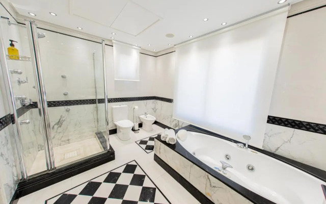 Luxury 3BDRS apt. In Mistral Beach with sea views.
