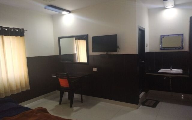 Iroomz Hotel Adhikar