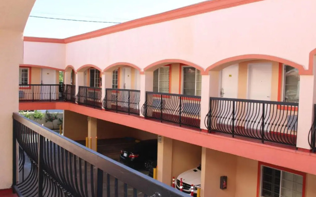 ERTH INN by AGA, Maywood