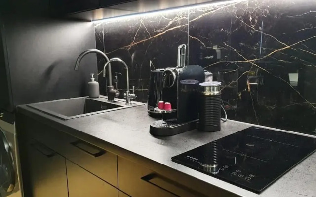 Glass House Hot Tub Apartments