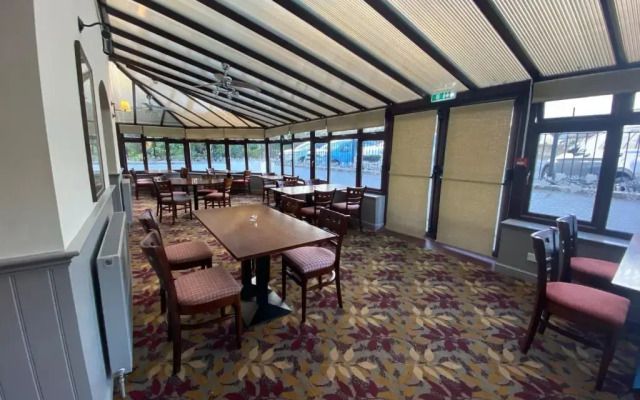 OYO Clovenfords Hotel