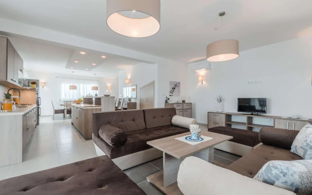 Stylish Villa With Private Pool and Terrace