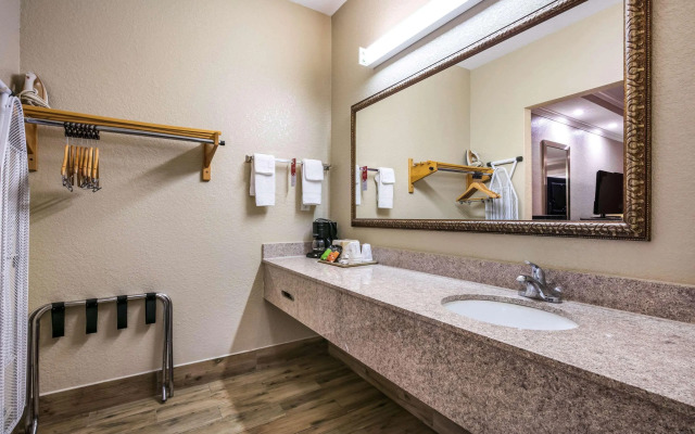 Econo Lodge And Suites