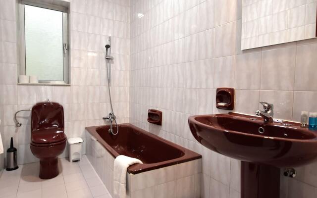 Bright and Spacious 2 Bedroom Apartment with Harbour View - 3