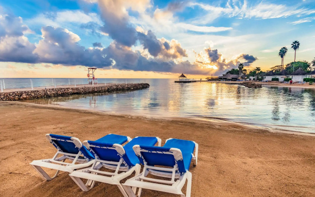 Decameron Club Caribbean Runaway Bay, Ramada All-Inclusive Resort