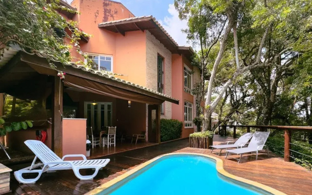Casa Alto Padrão na Granja Viana - Cond. Fechado
