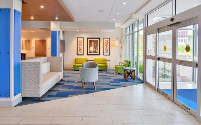 Holiday Inn Express & Suites Madison, an IHG Hotel