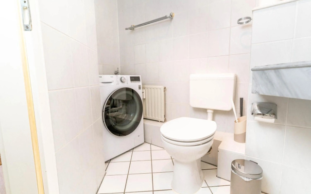 Hafenkoje mit Blick über Hafen und Altstadt