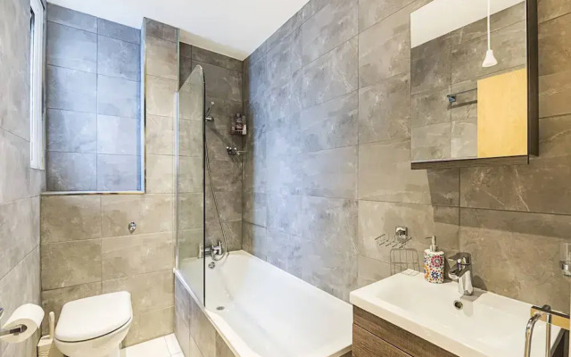 Private Homely Bedroom in Kensington R2