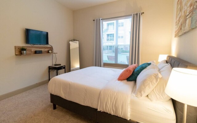 Relaxing & Stylish Home Parking Very Safe Area