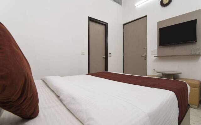 OYO 15718 Red Inn