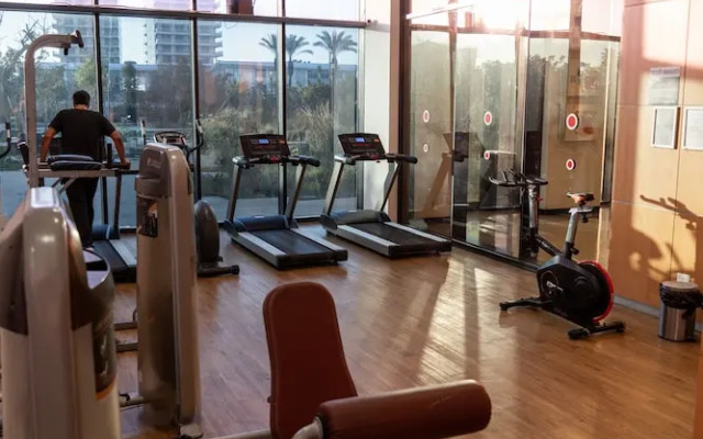Sea-side 4 BR Apt with Gym