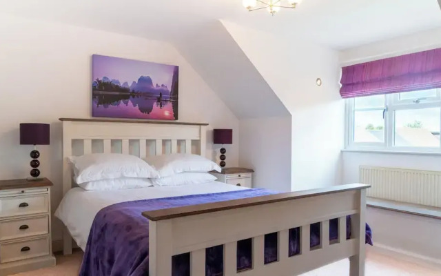 Superb 4BD Stay in Wyton and Houghton Village