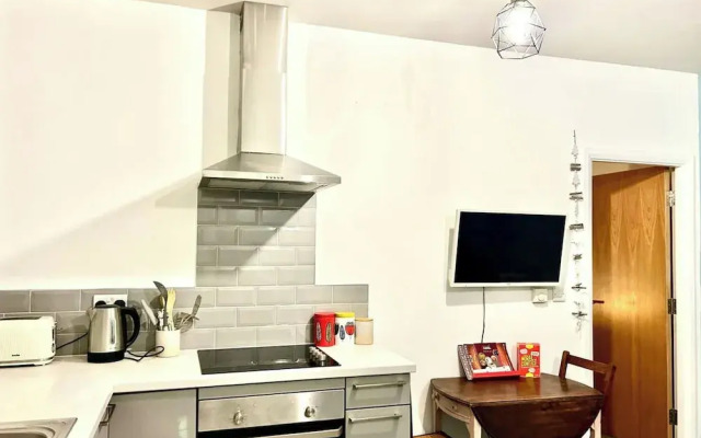 Modern Central Edwardian Apartment 4pp Private Ent