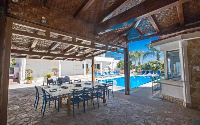 Papas Family Villa With Private Pool Wheelchair Accessible