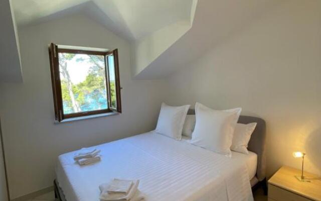 @Hvar Island Seaside Villa (1st row at seaside)