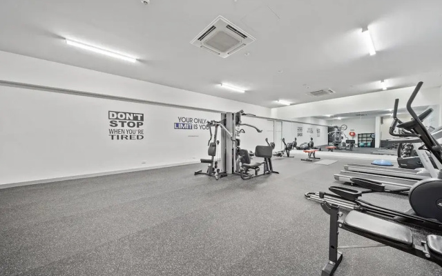 Inner-city 2-bed With Large Balcony, Garden & Gym