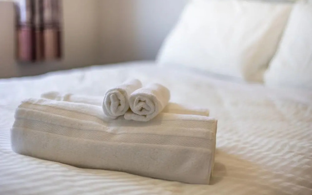 Charming 2BR Retreat Steps From Niagara Falls