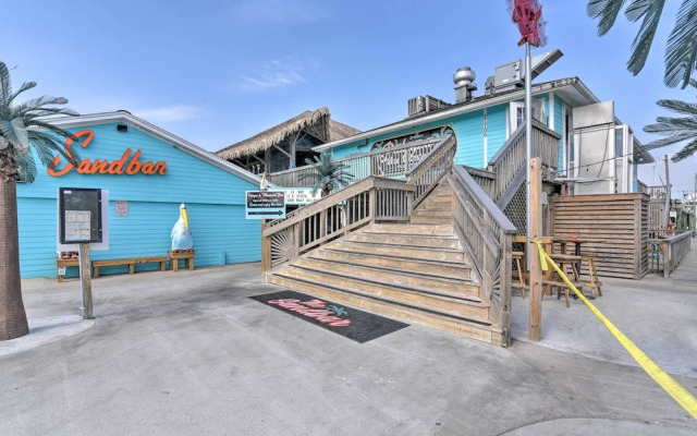 Pet-friendly Galveston Home: Walk to Beaches!
