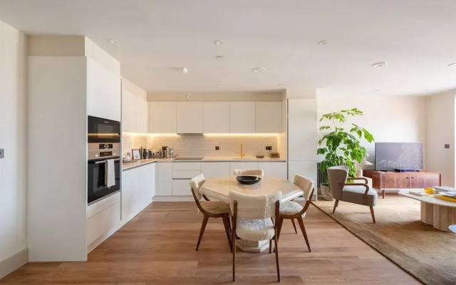 Stylish City Flat With Private Balcony