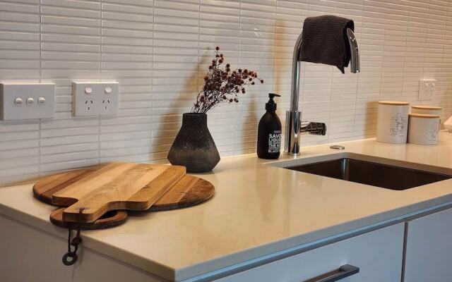 Enfield Lux- Brand New Apartment