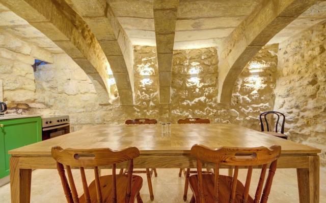 Room-ta Karmenu - An 800 Year old Modern