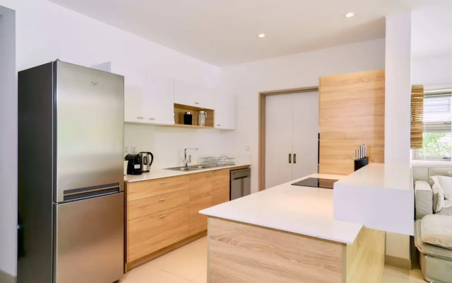 Les Estivales Beachfront Suites & Penthouses with LOV