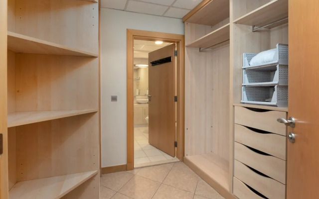 Palm Living 2BR Maid w Pool Beach Access