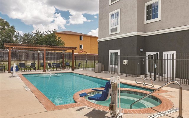 La Quinta Inn  Suites by Wyndham San Antonio Northwest