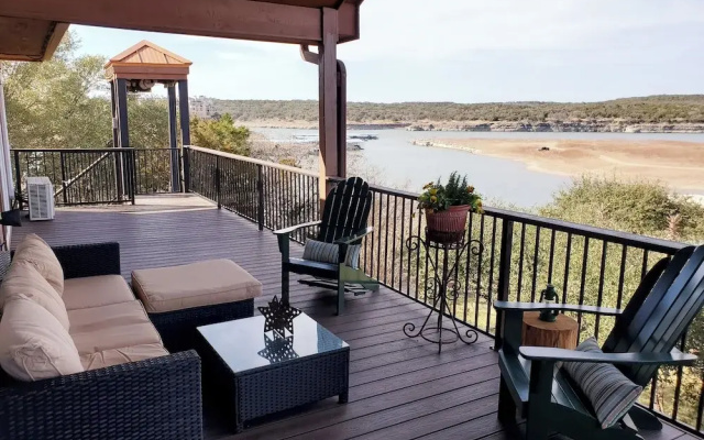 Luxe Lago Vista Gem: Outdoor Kitchen, Basketball Court and Spectacular Views
