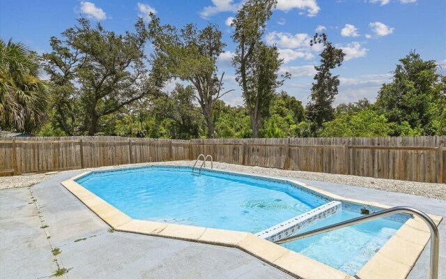 Cove Cottage - 3 Bedroom w/Private Pool. Sleeps 6. Quiet Community, Close to Fishing Marinas. 3 Home by RedAwning