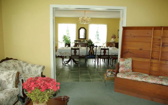 Abagale's Victorian Hot Tub and Suites
