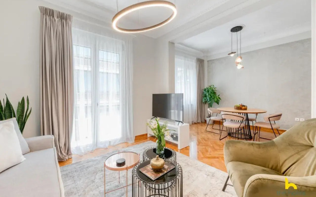 Contemporary 2-BDR APT near Kalimarmaro & Alsos Park!