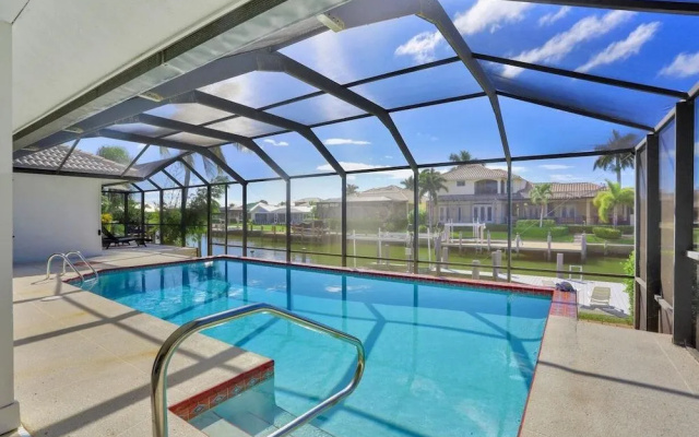 Quiet Waterfront Home With Pool, Dock and Bicycles