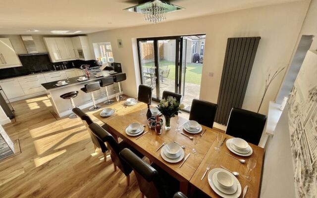 Four Corners Holiday Home with Hot Tub & Sauna