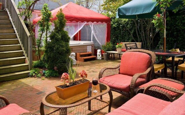 Queen Vic Guest House Provincetown Adults Only