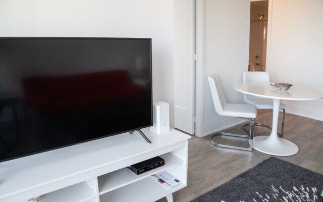 Modern 2 Bedroom Yonge and Eglinton Condo