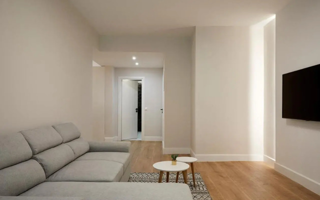 Central & Comfy apartment 2mins walking from metro