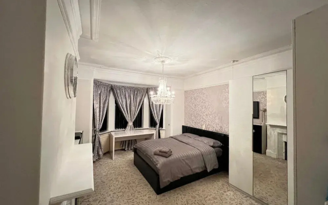 Hottub-garden-parking-sleeps10-10mintotown