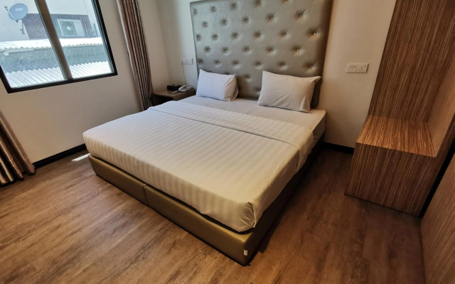 Ease Hotel