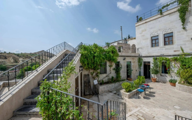 Sinasos Palace Cave Hotel
