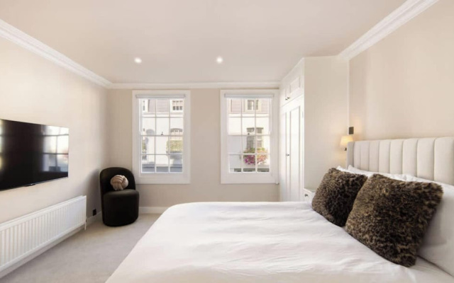 10 Mins Walk to Harrods Belgravia Mews House