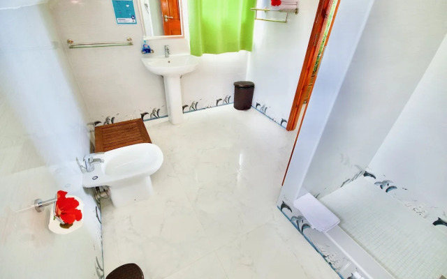 Sea Splash & La Petite Maison