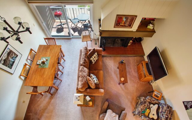 Stellers Jay Lake View  2 Bedroom Condo by RedAwning