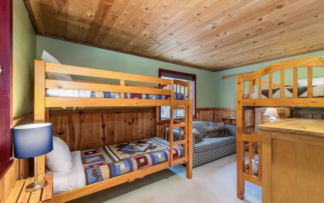 Pine Acres 4 Bedroom Home by NW Comfy Cabins by RedAwning