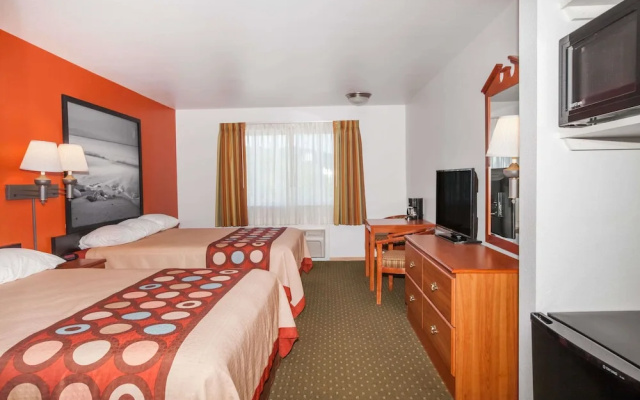 Super 8 Cloverdale