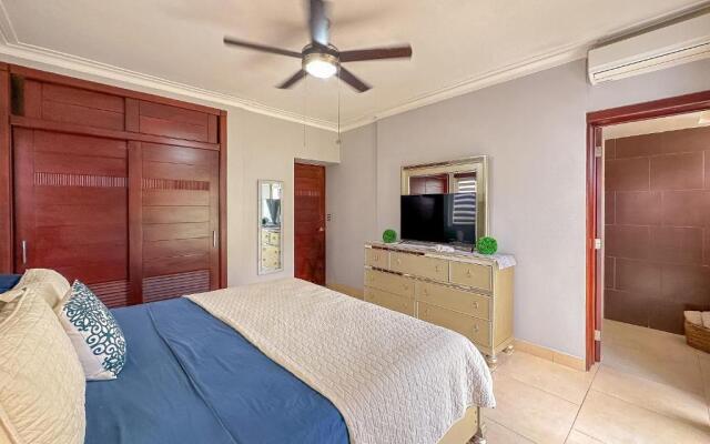Incredible 3 BR Penthouse w BBQ Jacuzzi