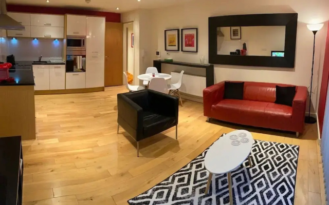 Apartment - Sleeps 4 - Balcony - Parking - Pets Ok