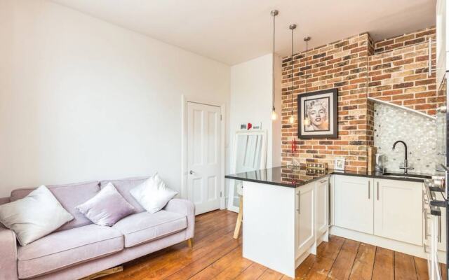 Putney riverside pad, perfect base for Wimbledon